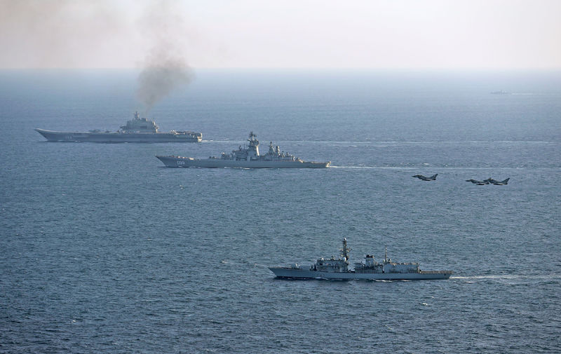 Soubor:HMS St Albans, Russian Warships Petr Velikiy and the Admiral Kuznetsov-2017-Flickr.jpg