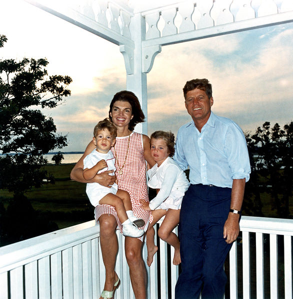 Soubor:JFK and family in Hyannis Port, 04 August 1962.jpg