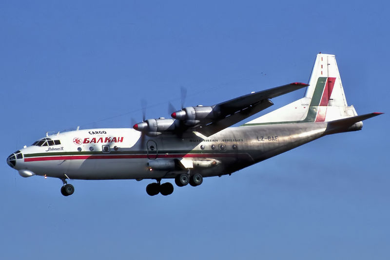 Soubor:LZ-BAF Antonov AN-12-B Balkan Airlines (Cargo) LHR-Flickr.jpg