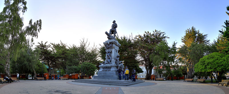 Soubor:183 - Punta Arenas - Monument à Magellan - Janvier 2010.jpg