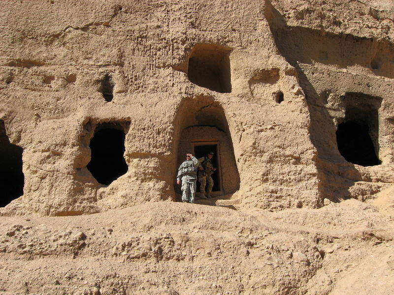 Soubor:Caves near the Buddhas of Bamiyan.jpg