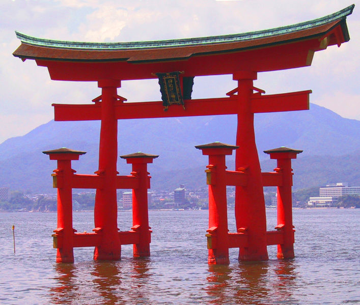 Soubor:Itsukushima torii angle.jpg