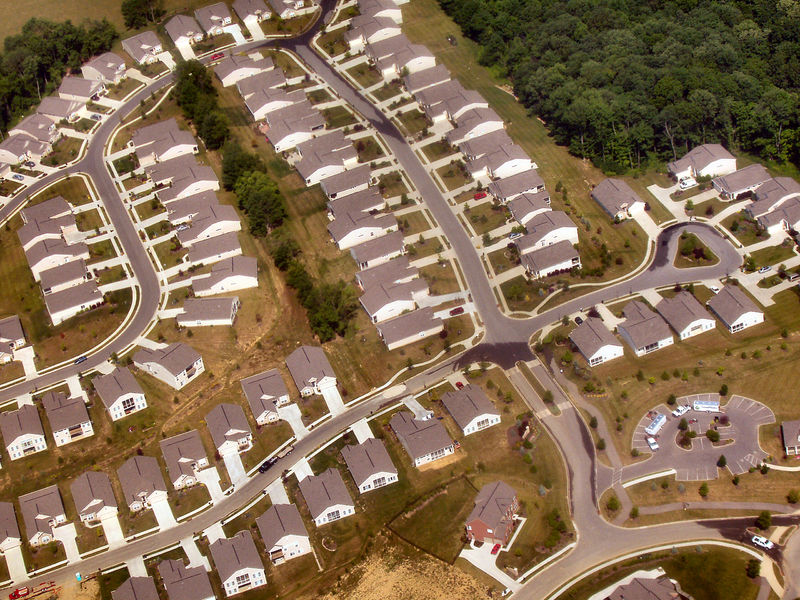 Soubor:Cincinnati-suburbs-tract-housing.jpg