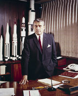 Wernher von Braun stojí v Marshall Space Flight Center (1964)